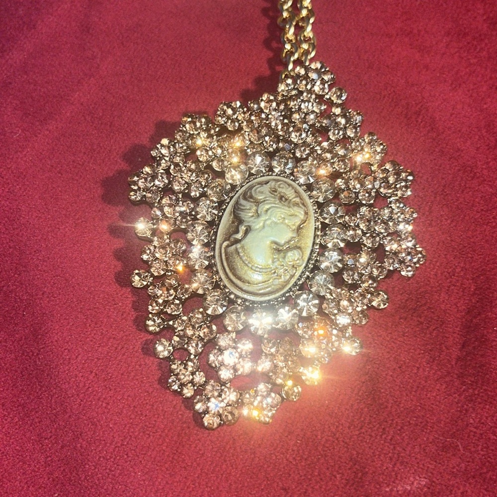 New cameo, 6.5 ctw champagne and white aurora Borealis Austrian crystal broach